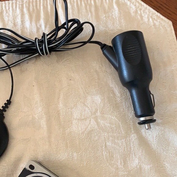 Radio w/Swivel Suction Cup /plug in charger - Picture 7 of 11